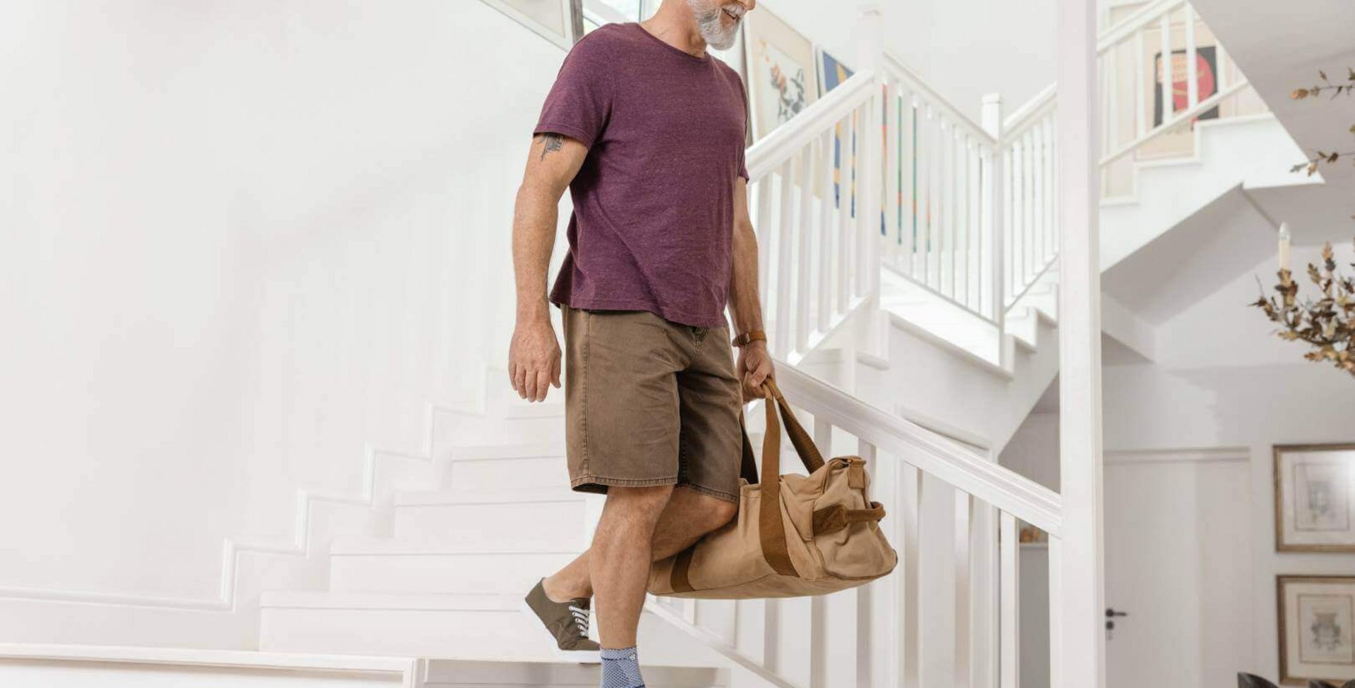 Das Bild zeigt einen Mann beim Herabgehen einer Treppe. Zur Stabilisierung seines Fußgelenks trägt er eine MalleoTrain Bandage, die u.a. bei einer Sprunggelenkarthrose Abhilfe schafft.